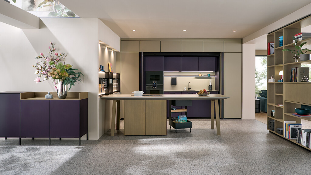 Nieuwe keuken next125 met pocketsysteem en kooktafel en een frontcombinatie van aubergine fluweelmat en keramiek
werkblad