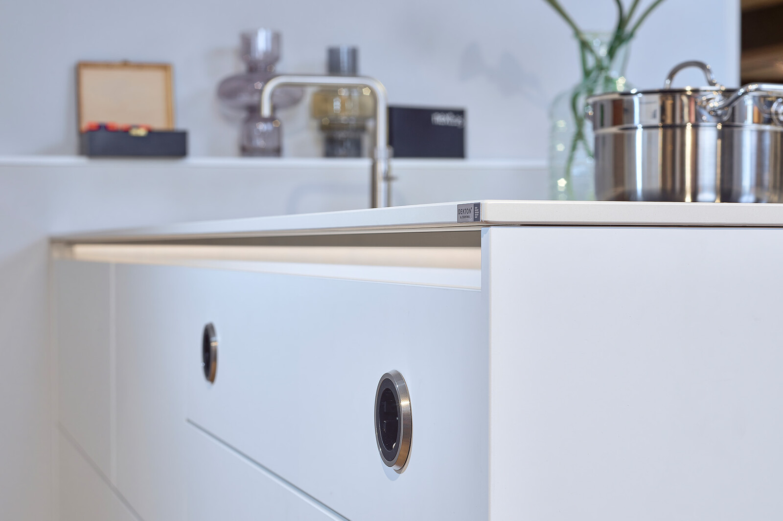next125 - Witte eilandkeuken in fenix met notenhout met keramisch keukenblad en Bora kookplaat