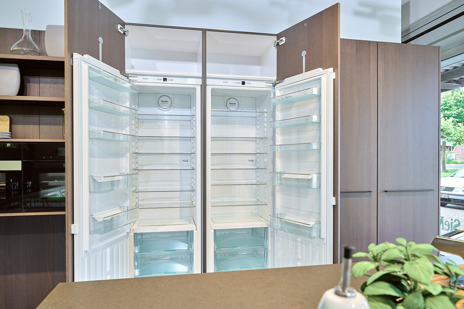 Showroomkeuken: SieMatic designkeuken met inbouwapparatuur van Miele incl. twee koelkasten