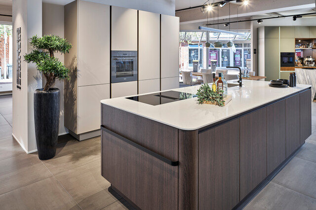 Showroomkeuken Sale: SieMatic SLS eilandkeuken in eikenlook Havanna en agaatgrijs-Ekelhoff Keukens