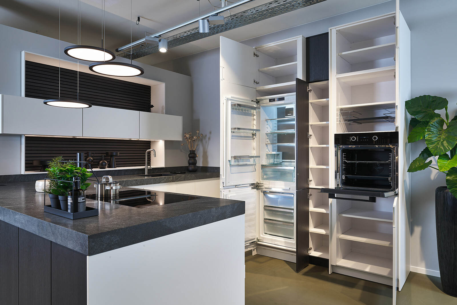 Showroomkeuken: SieMatic Mondial met schiereiland en kastenwand in lotuswit en eiken Darjeeling