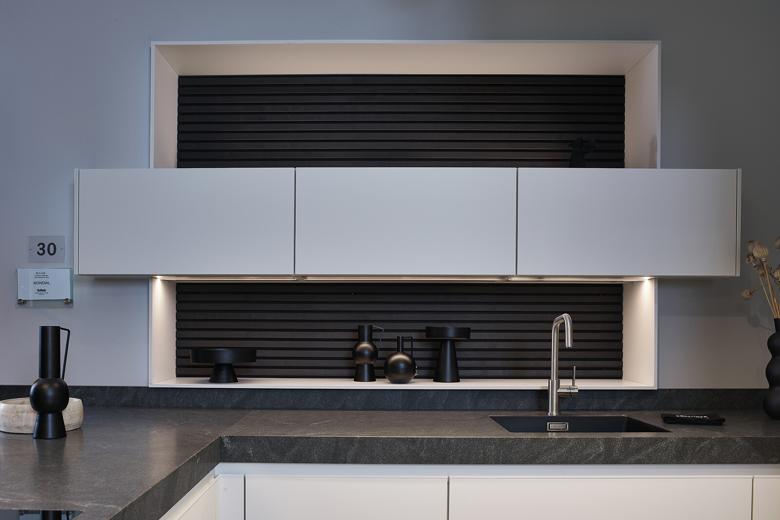 Showroomkeuken: SieMatic Mondial met schiereiland in lotuswit met 8 cm granieten keukenblad
