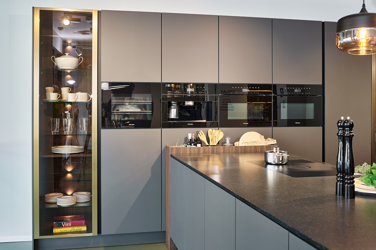 Showroomkeuken: SieMatic S2 Urban: grijze keuken met schiereiland en vitrinekasten