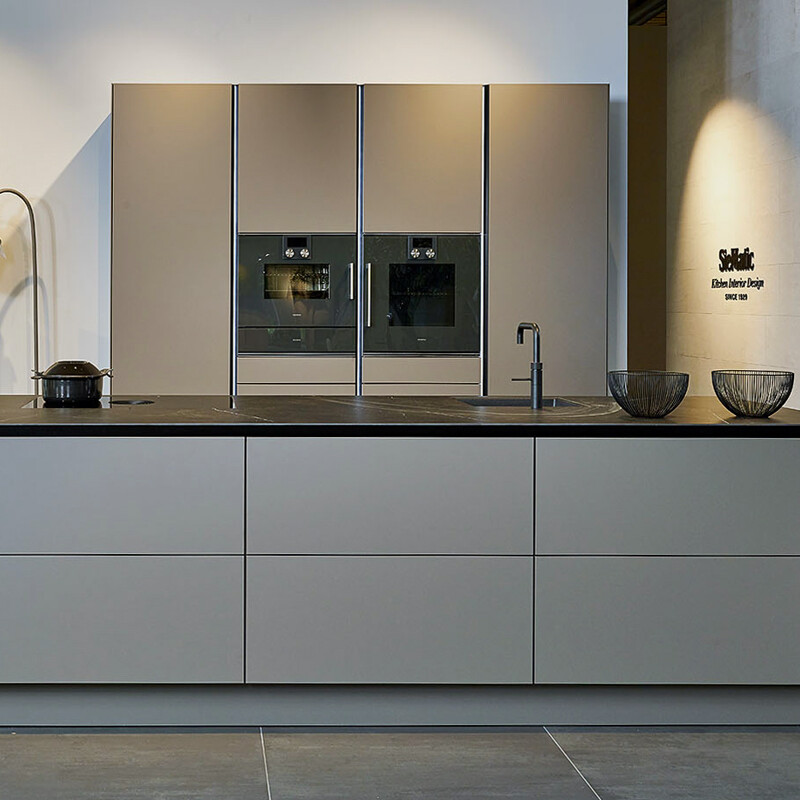SieMatic SLX-grifflose Küche in Steingrau - Ekelhoff Küchen