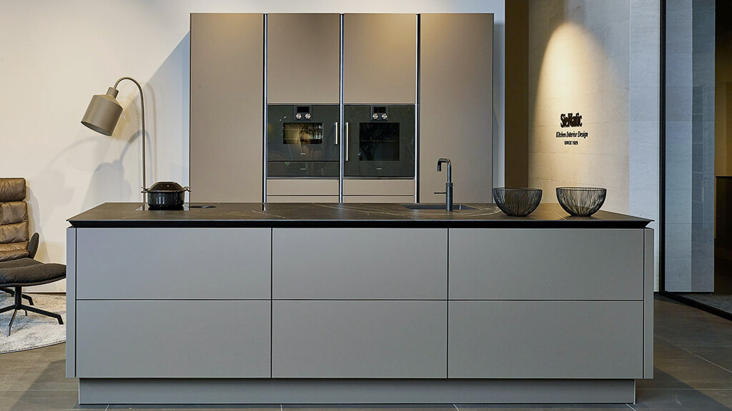 Showroomkeuken SieMatic SLX-greeploze eilandkeuken in steengrijsvan Ekelhoff Keukens