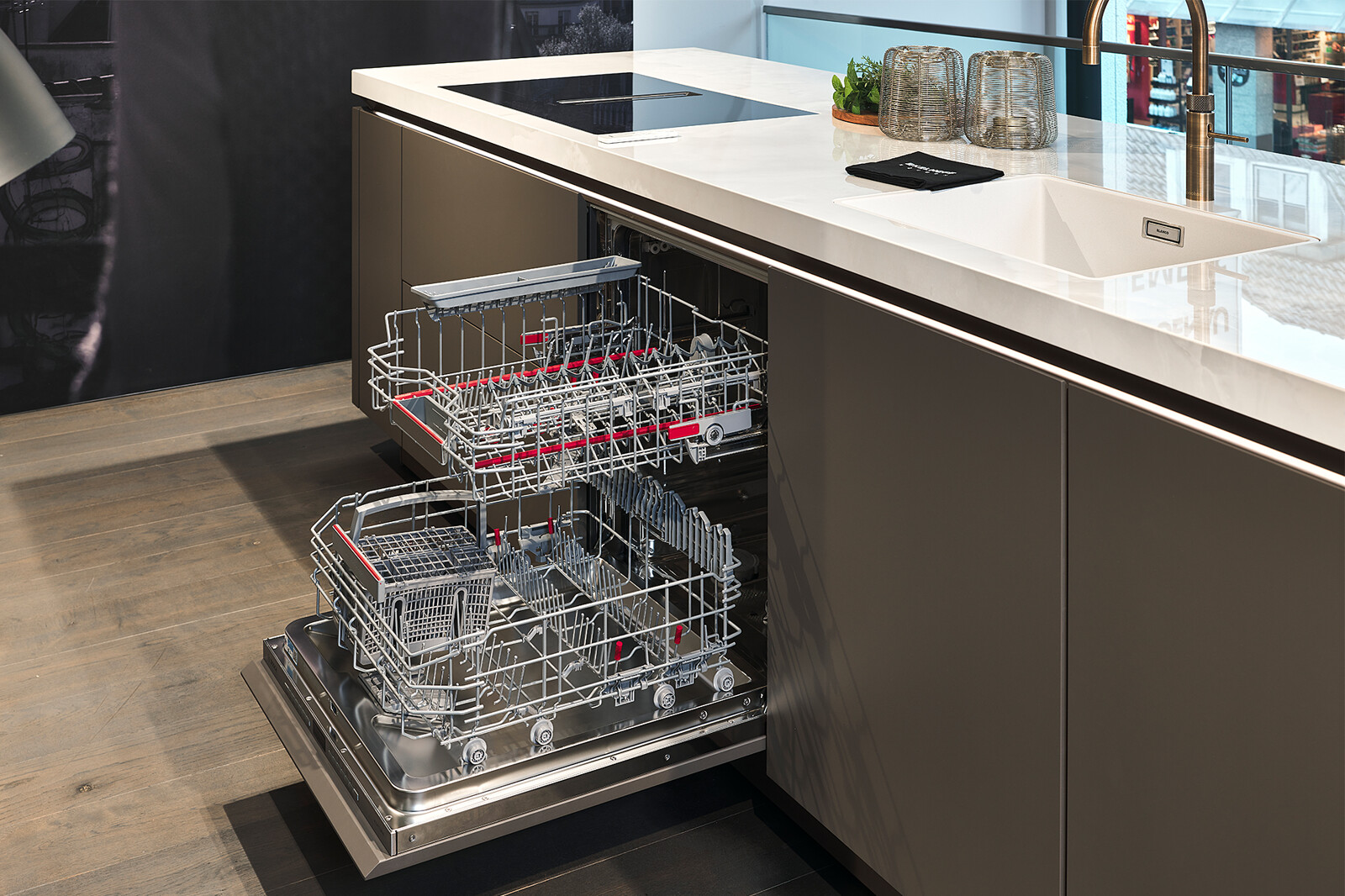 Showroomkeuken: SieMatic SLX-LS eilandkeuken Umbra met Bosch inbouwapparatuur