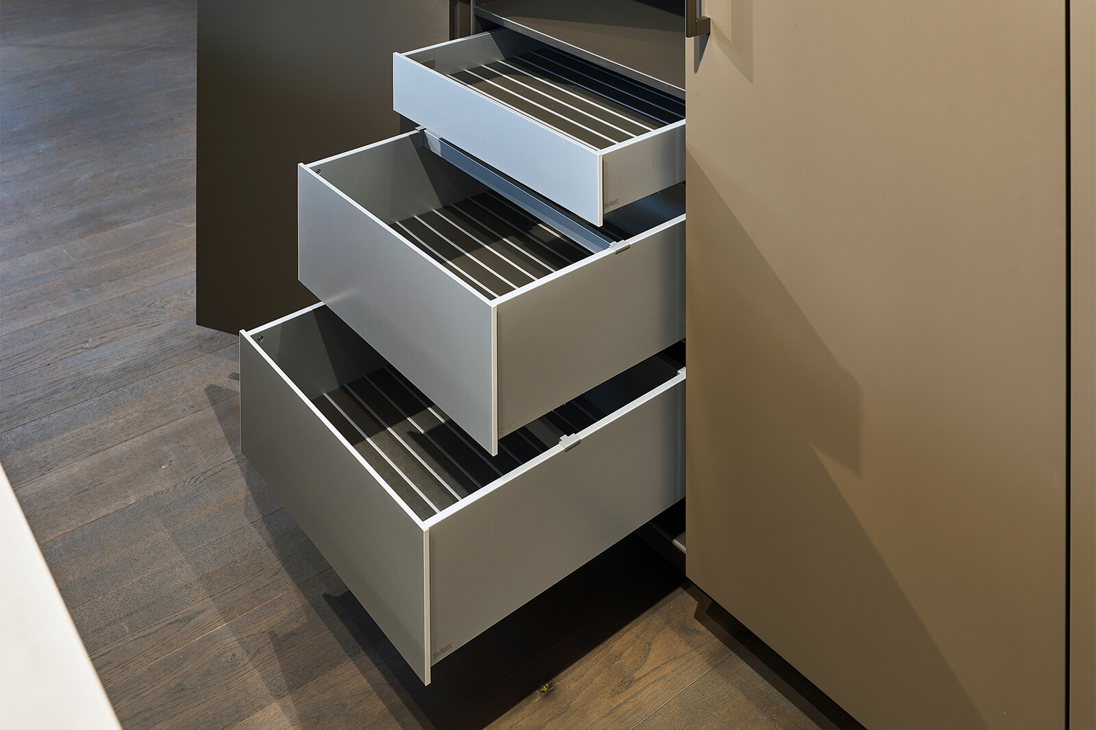 Showroomkeuken: SieMatic SLX-LS eilandkeuken Umbra met binnenlades