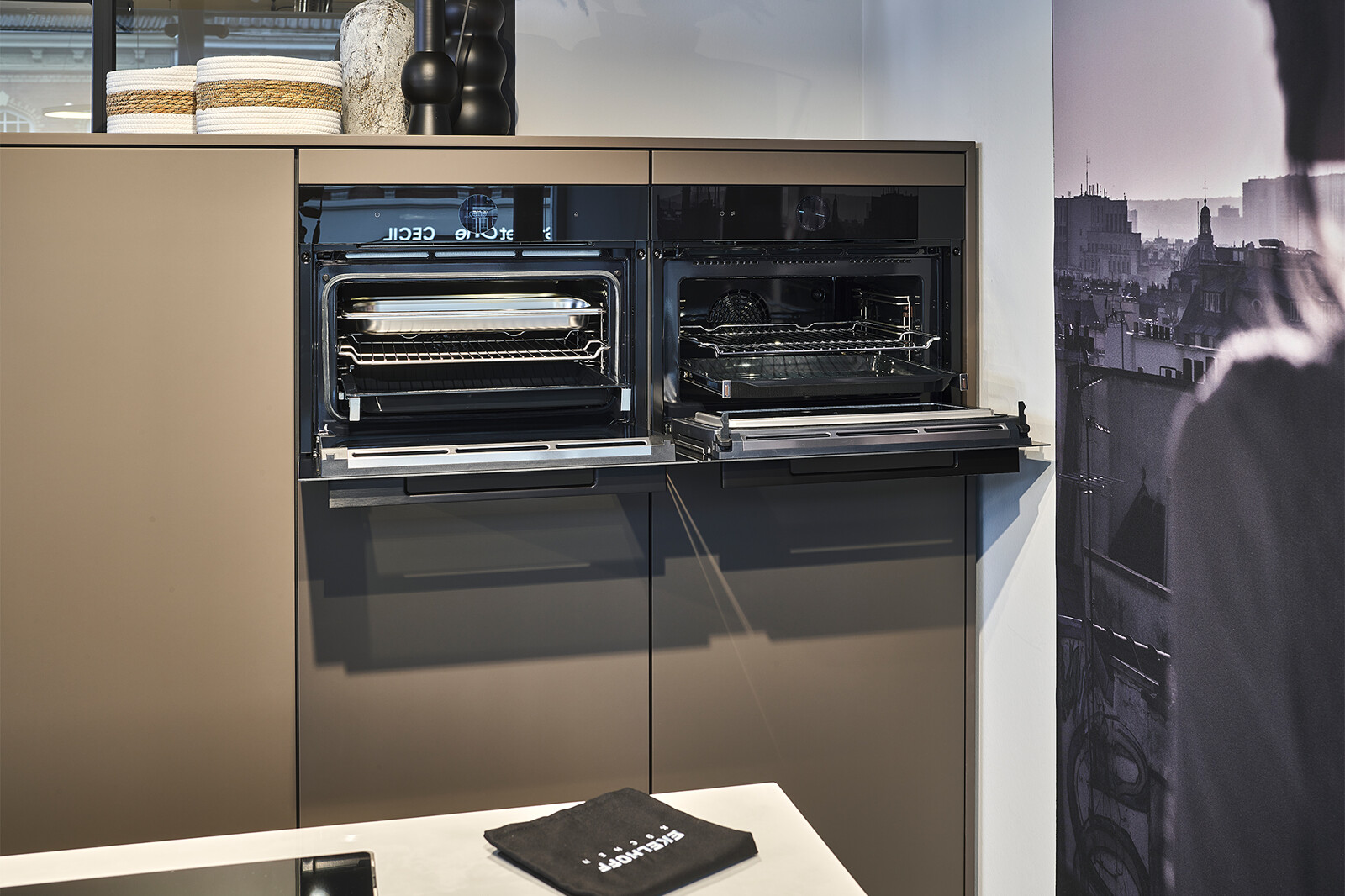 Showroomkeuken: SieMatic SLX-LS eilandkeuken in Umbra matlak met Bosch apparatuur