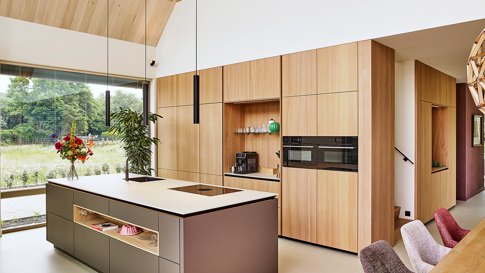 Maßgefertigte Eichenküche mit selektierter Eiche und durchgängigem Furnier. Kochinsel: SieMatic SLX Umbra