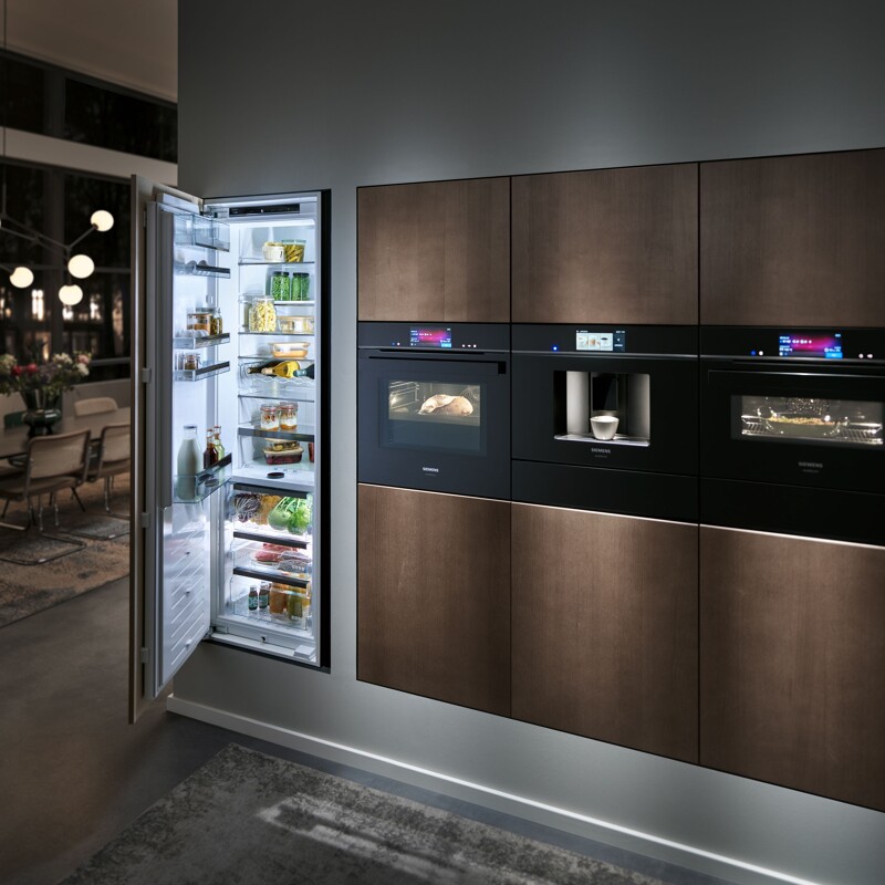 Ontdek de nieuwste keukenapparatuur van Siemens, en hoe slimme technologie uw leven makkelijker maakt. Siemens home connect -Siemens iQ700-Siemens iQ500. Kom langs bij Ekelhoff Keukens in Nordhorn.