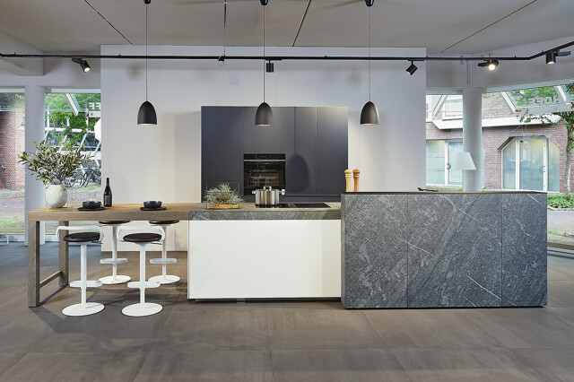 Showroomkeuken: Valcucine designkeuken met kookeiland, granieten aanrechtblad en bartafel