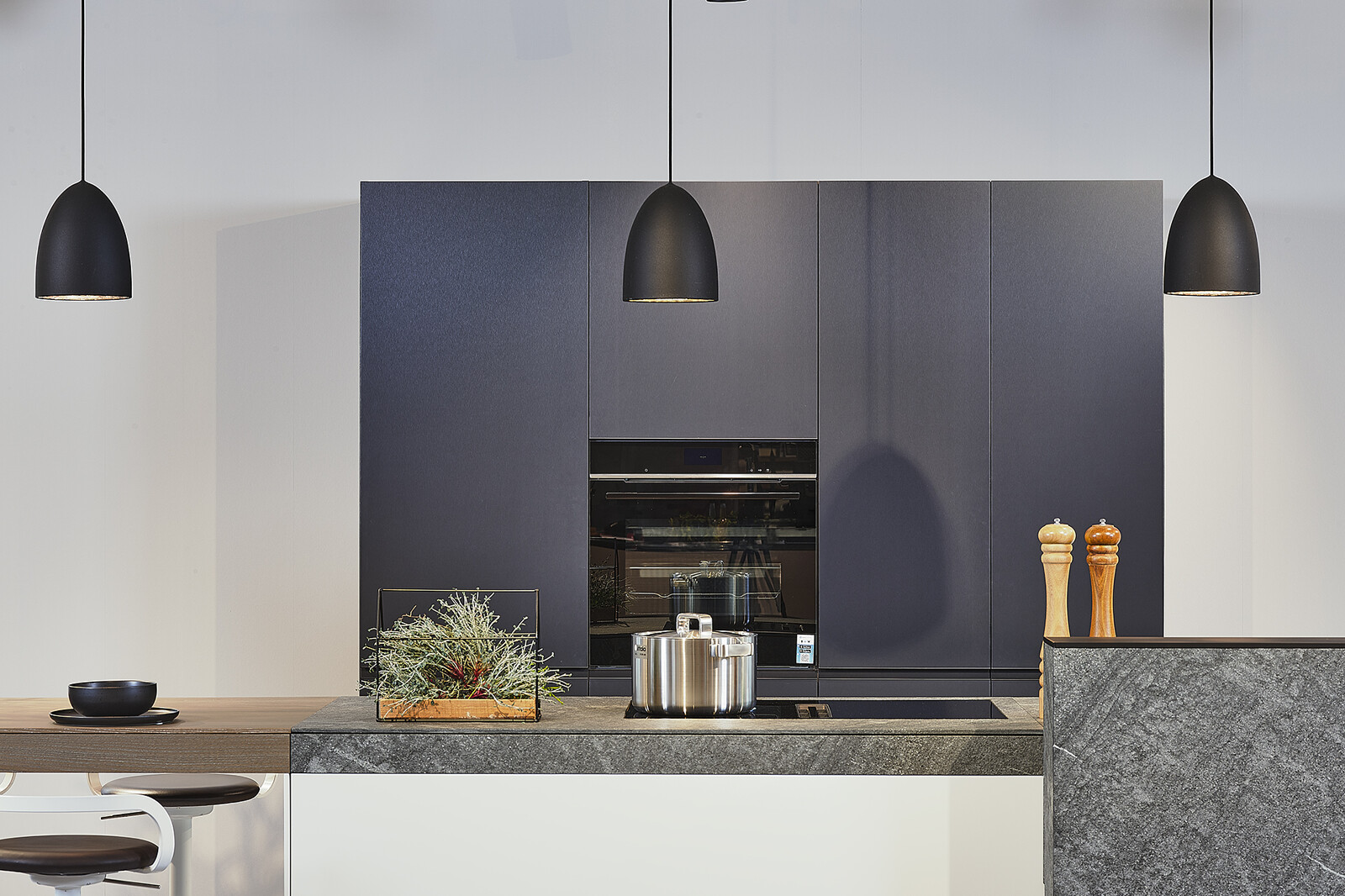 Valcucine designkeuken met kookeiland en granieten werkblad
