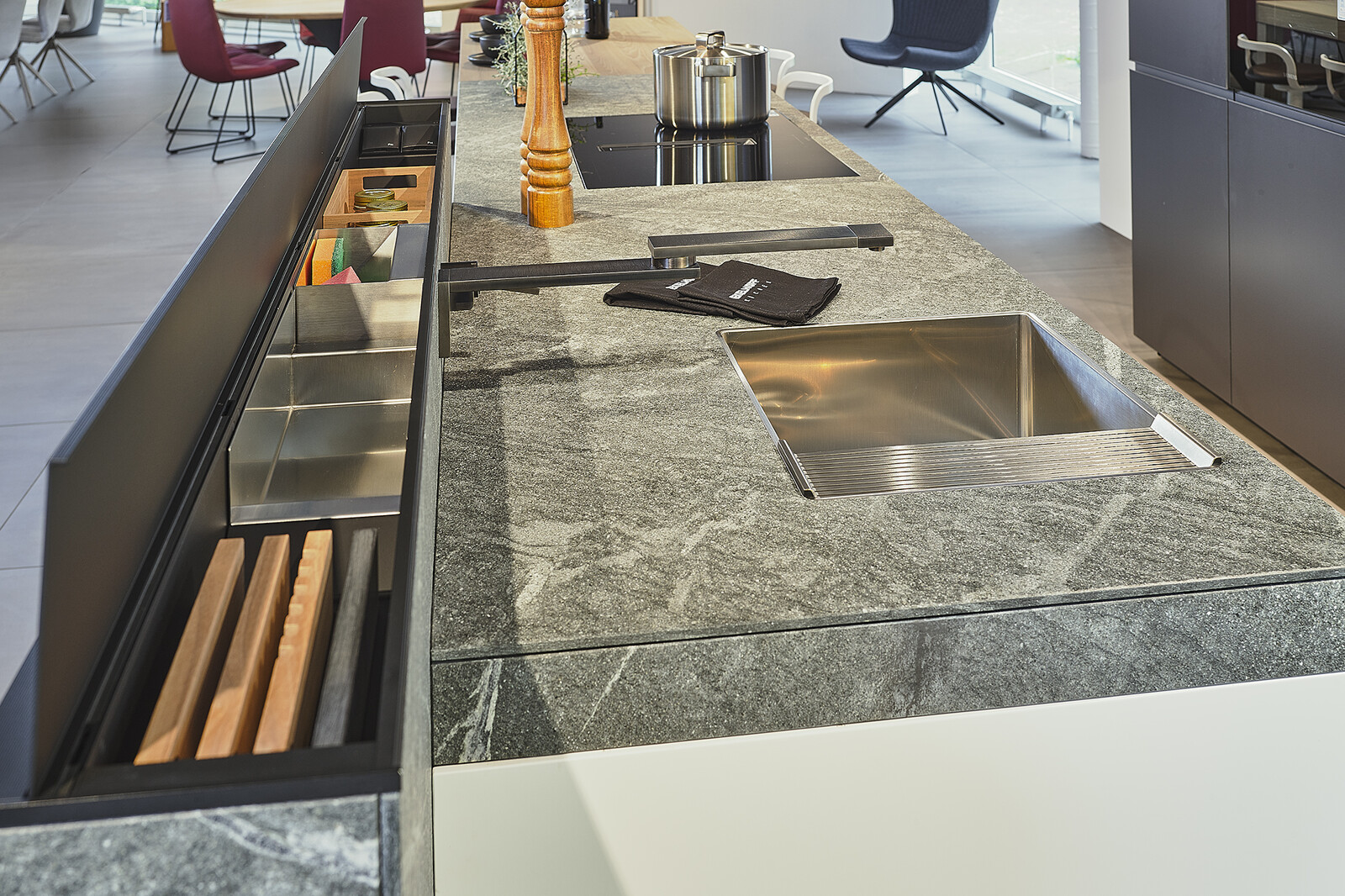 Showroomkeuken: Valcucine Italiaanse designkeuken met eiland, granieten aanrechtblad en verborgen vakken