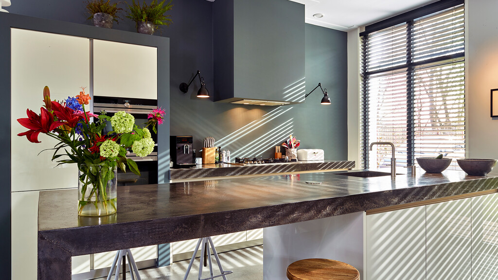 Witte hoogglans eilandkeuken met betonnen werkblad bij Ekelhoff Kuchen