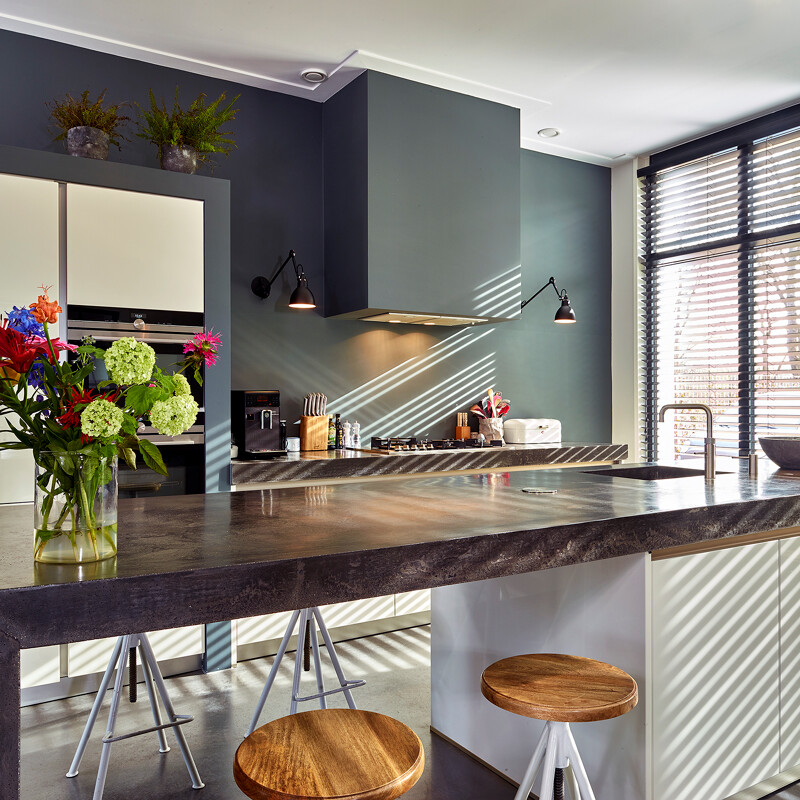 Witte hoogglans eilandkeuken met betonnen werkblad bij Ekelhoff Kuchen