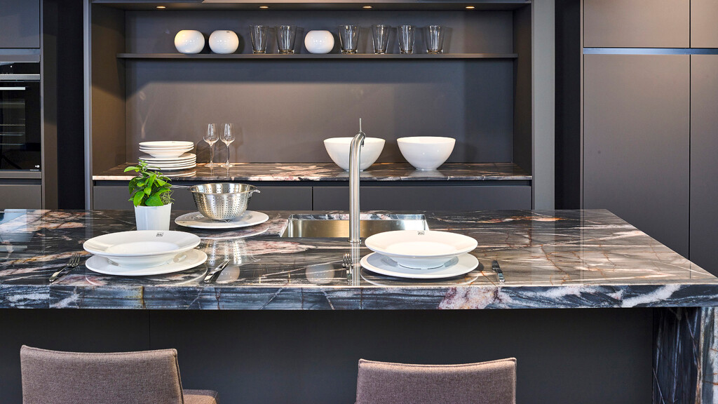 Contur Küche mit Spülinsel, dunkler Granit Midnight Crystal Quarzit Arbeitsplatte und Barhocker