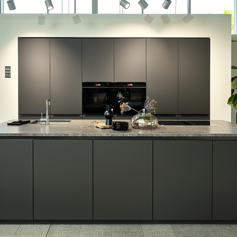 Keuken aanbieding van Ekelhoff Keukens -  Contur Keuken zwart met Eiland