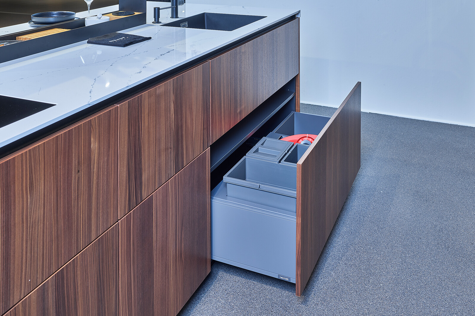 Showroomkeuken: next125 designkeuken in aubergine en notenhout