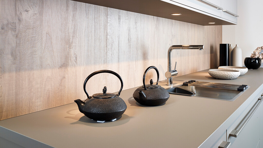 Ballerina keuken met Fenix-werkblad, spoelbak en bovenkasten bij Ekelhoff Kuchen