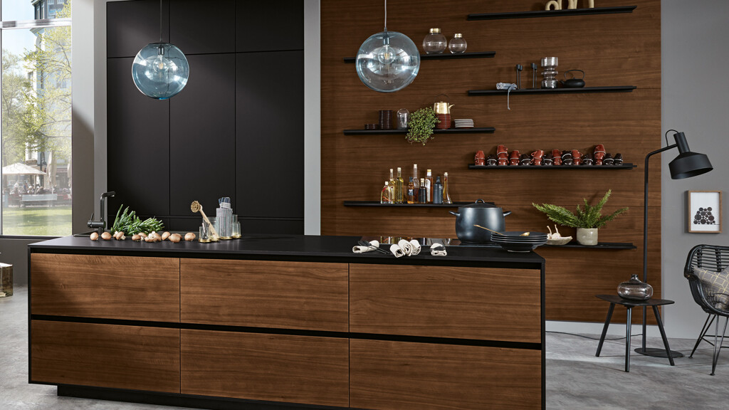 Ballerina keuken met fronten en achterwand in notenhout fineer, horizontaal verlopend. Ontdek Ballerina bij Ekelhoff Küchen in Nordhorn