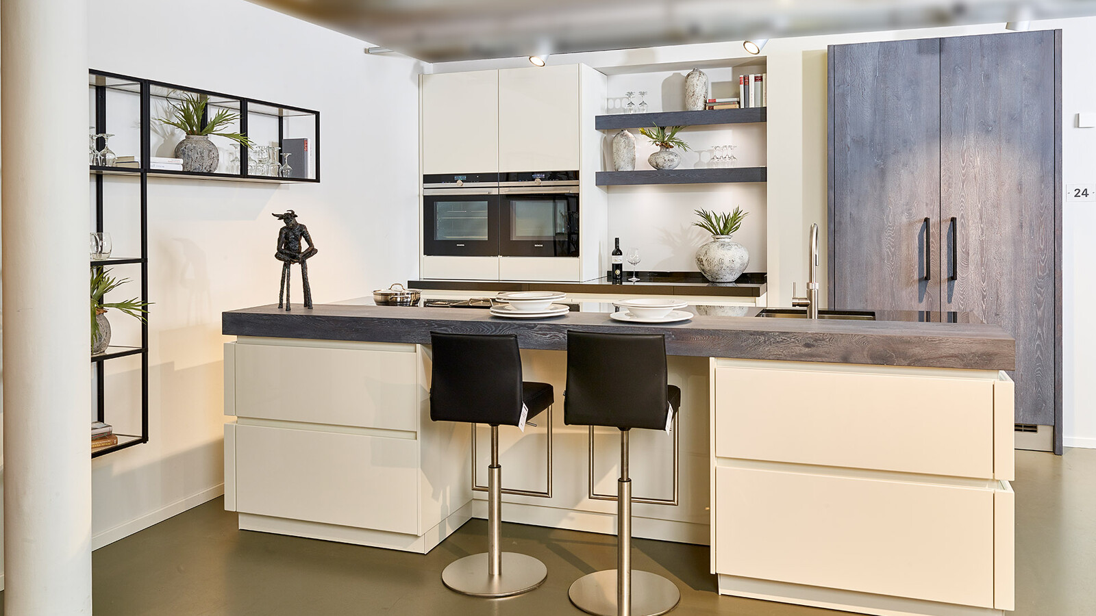 Scandinavische keuken met details in grijs eiken. Contur keukens van Ekelhoff in Nordhorn