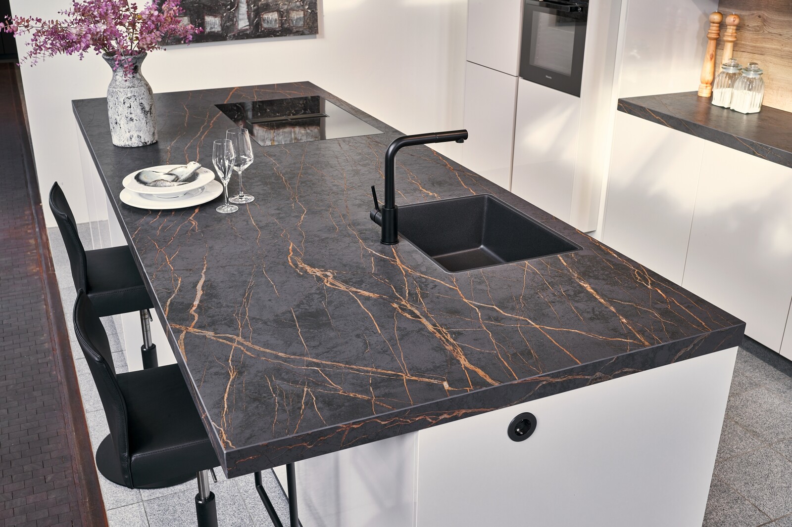 Showroomkeuken: eilandkeuken in hoogglans wit met keramiek blad Laurent Dekton