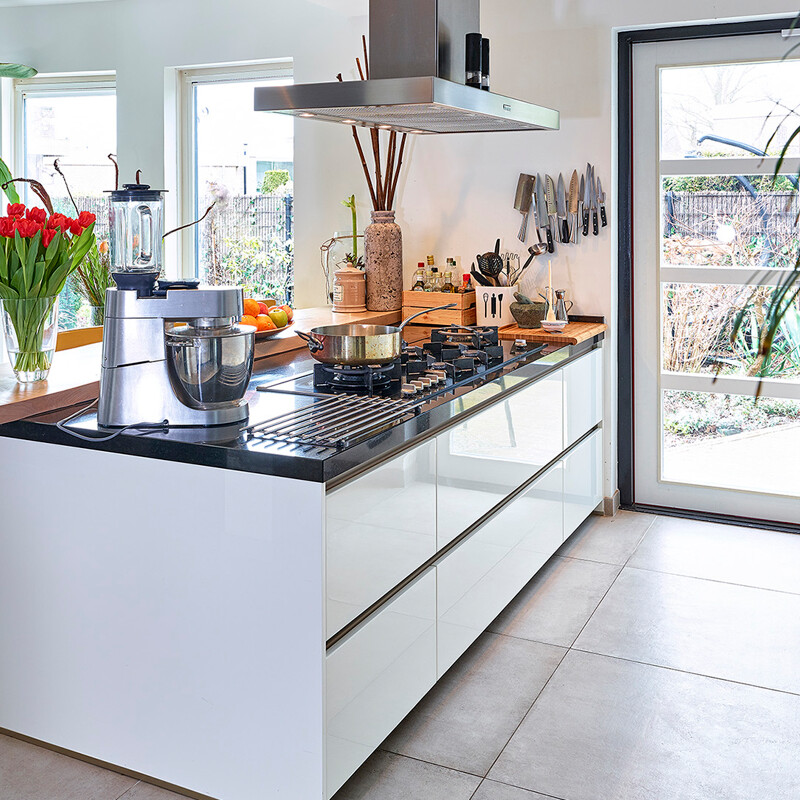 Modern keuken in wit en granieten aanrechtblad van Keuken Ekelhoff