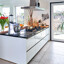 Modern keuken in wit en granieten aanrechtblad van Keuken Ekelhoff