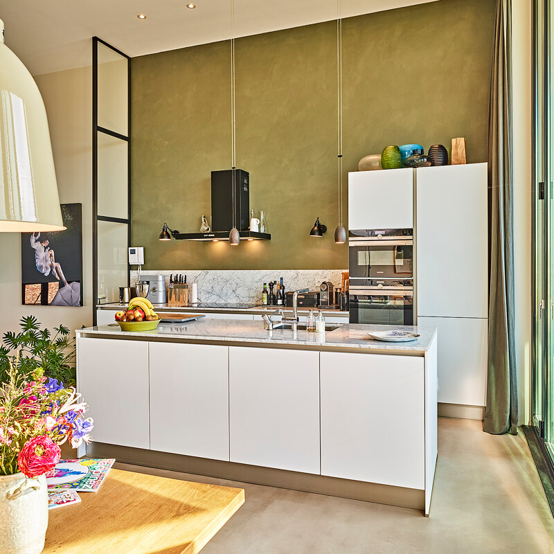 Witte eilandkeuken met marmer werkblad_Ekelhoff Keukens