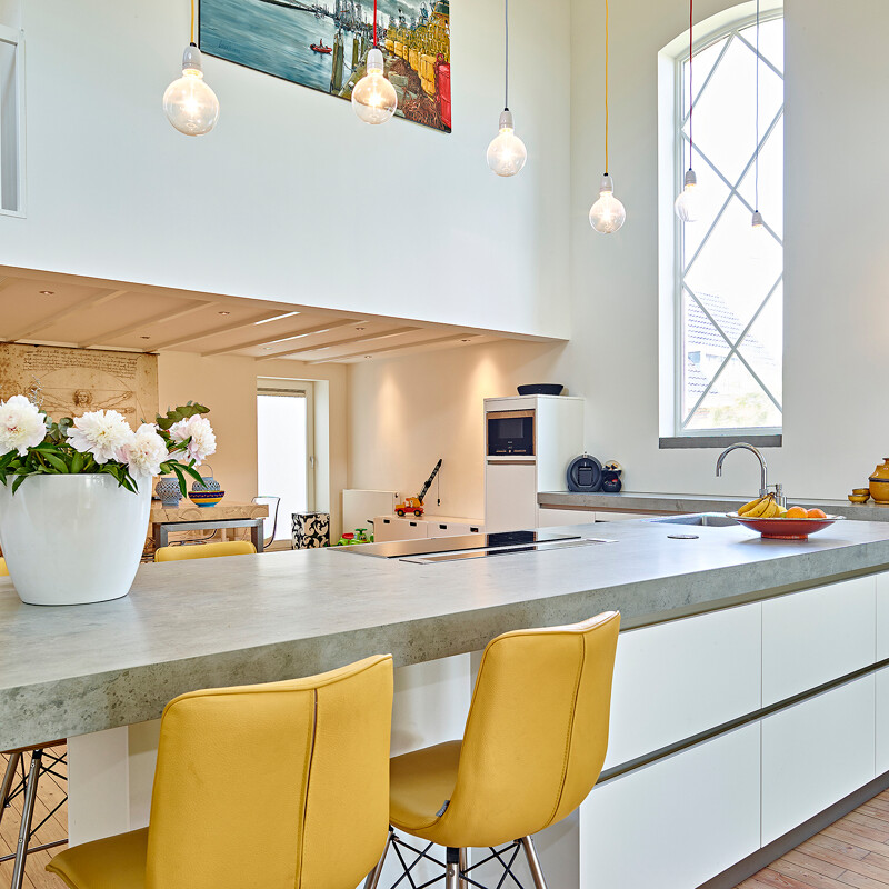 Weiße Conturküche mit betonlook Arbeitsplatte von Ekelhoff Küchen