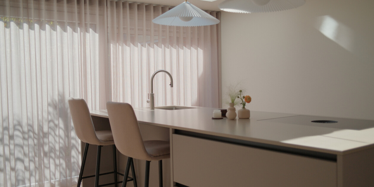 Beige keuken zandkleur met kookeiland-Ekelhoff Keukens
