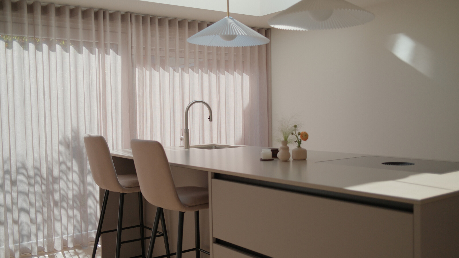 Contur Keuken Beige. Zandkleur keuken met keukeneiland en kastenwand. Gerealiseerd door Ekelhoff Keukens, gefotografeerd door ©Jeroen Nieuwhuis