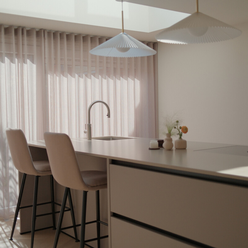 Contur Keuken Beige. Zandkleur keuken met keukeneiland en kastenwand. Gerealiseerd door Ekelhoff Keukens, gefotografeerd door ©Jeroen Nieuwhuis