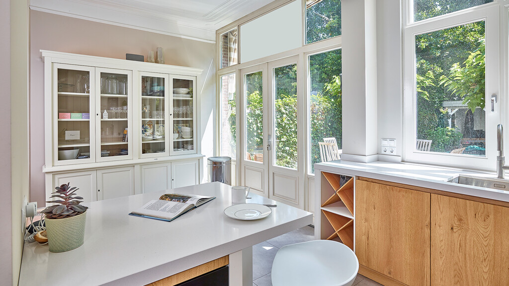 Eichen-Eckküche skandinavisch mit weißer Arbeitsplatte_Eckelhoff Küchen, Nordhorn