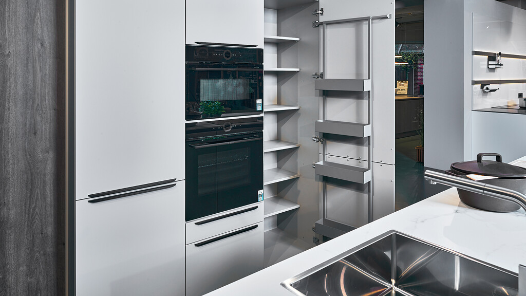 Aanbieding: Stijlvolle eilandkeuken in kiezelgrijs en donker eiken (im.). Het werkblad is van keramiek in marmerlook, aan het eiland is plaats voor 2 barkrukken.