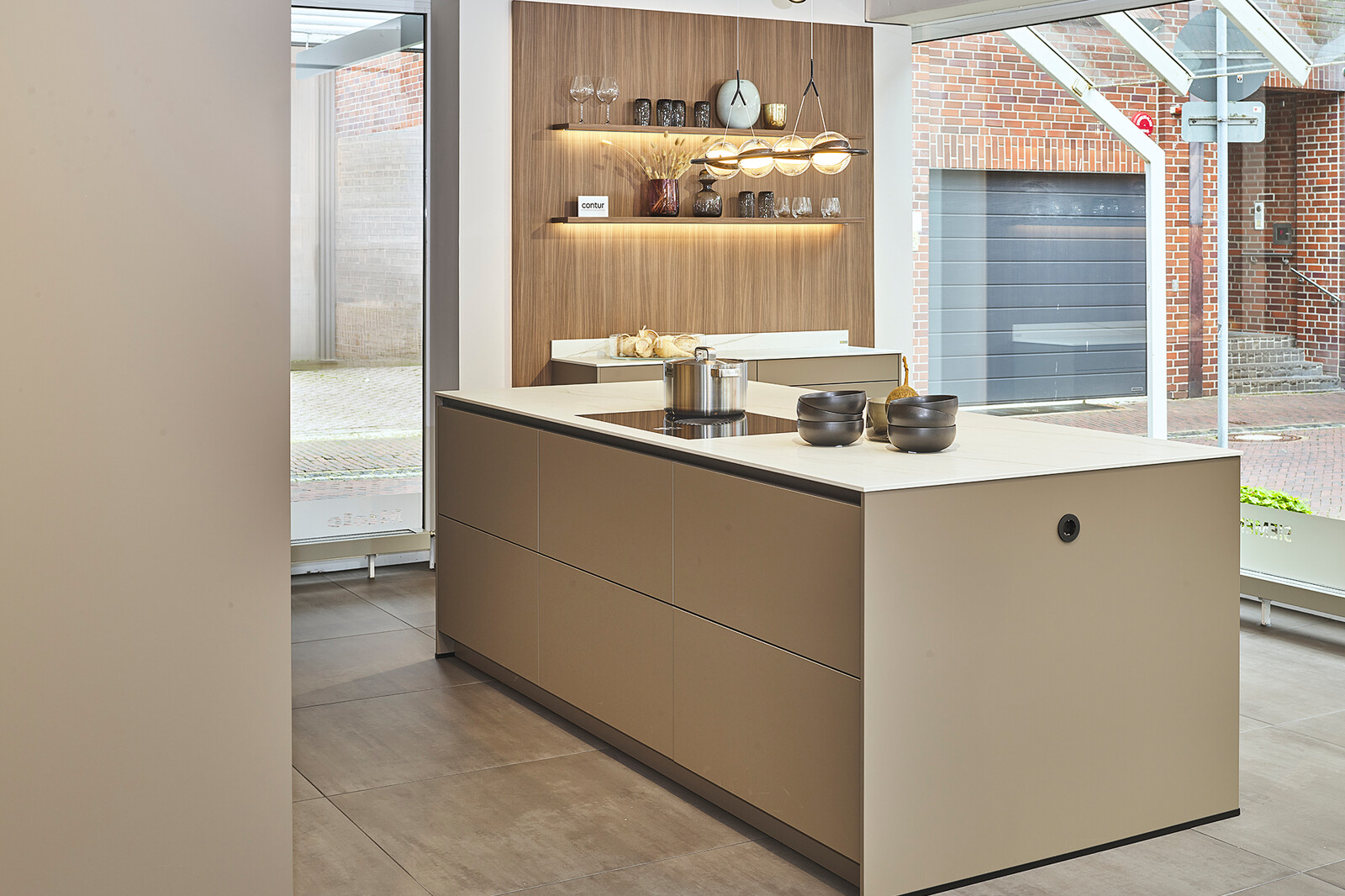 Keukeneiland van Contur in Sepiabruin met licht keramisch blad en sideboard