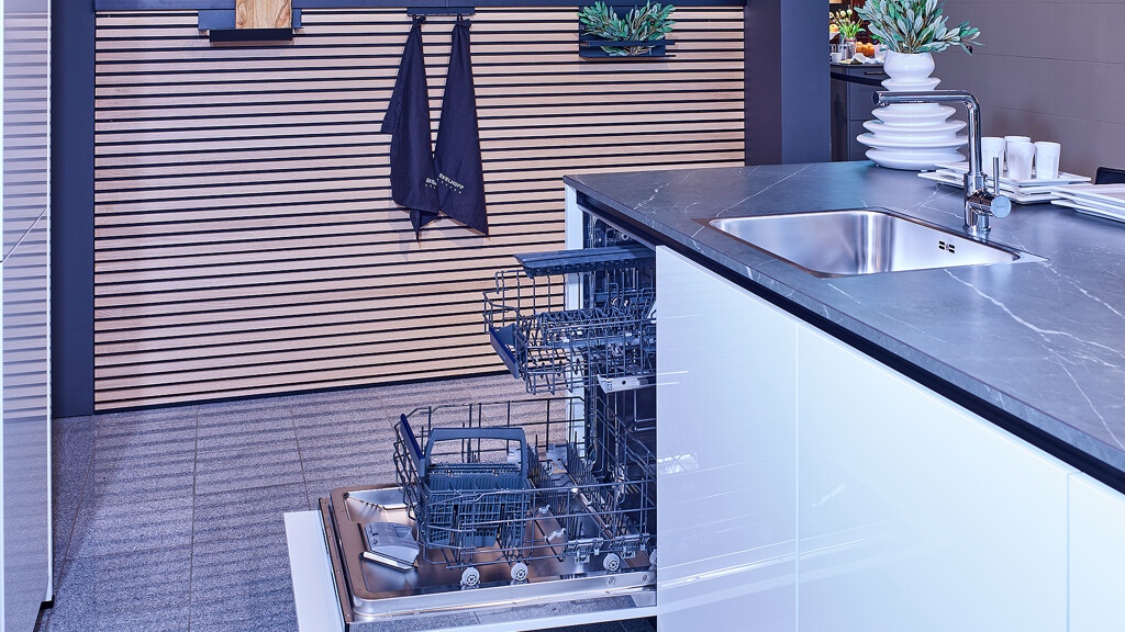 Aanbieding keuken voor actieprijs contur eilandkeuken in hoogglans kristalwit met zitgelegenheid - Ekelhoff Keukens