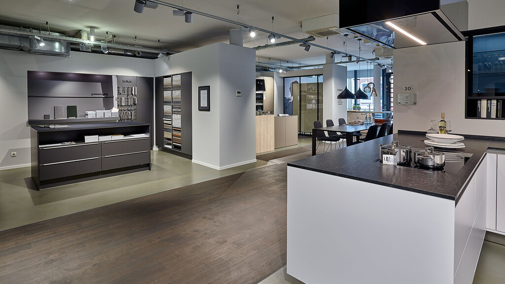 SieMatic showroomkeuken met licht kookeiland van Ekelhoff Keukens Duitsland