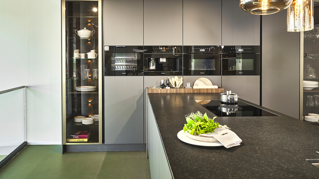 SieMatic showroomkeuken met vitrinekasten en schiereiland
