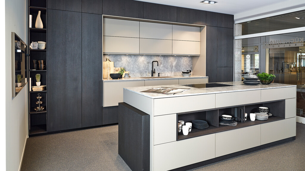 Grijze keuken met kookeiland en hoge kasten bij Ekelhoff Keukens Duitsland