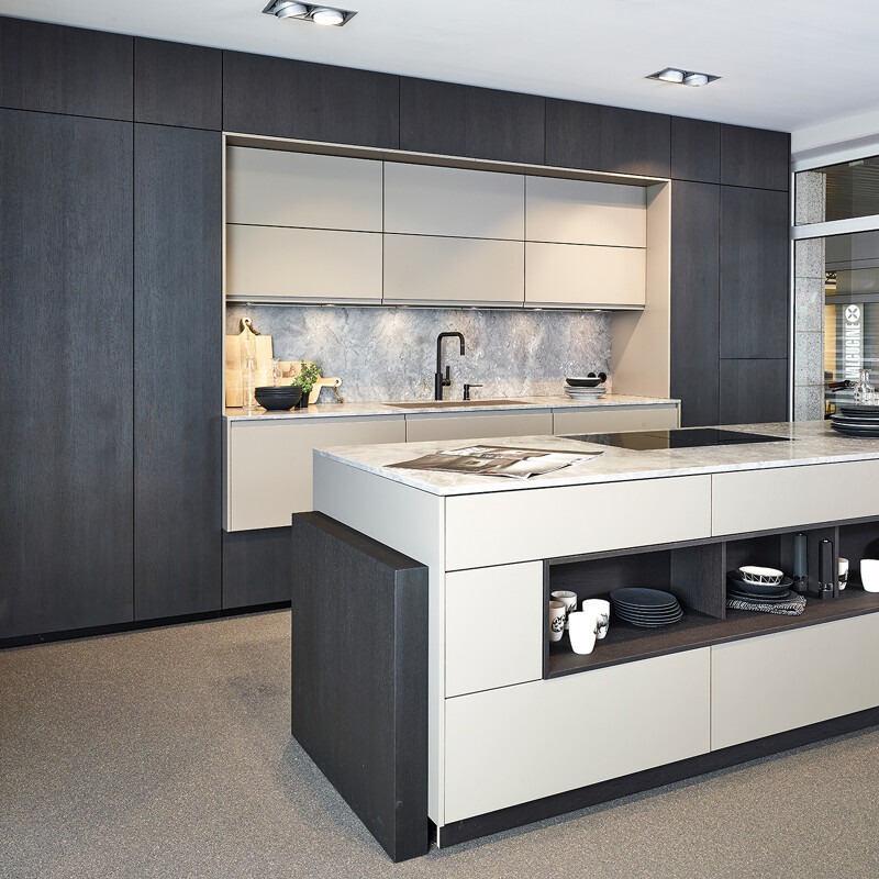 Grijze keuken met kookeiland en hoge kasten bij Ekelhoff Keukens Duitsland