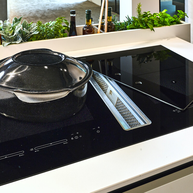 Kochfeld mit Dunstabzug-ideal in einer Wohnküche mit Kochinsel-Ekelhoff Küchen