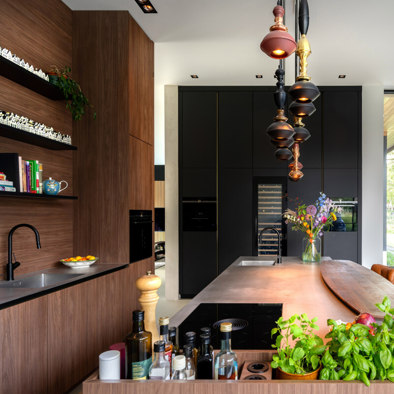 SieMatic SLX Pure keuken in Walnut Lincoln nnotenhout en matzwarte similaque- met rvs keukenblad-Ekelhoff Keukens, Nordhorn