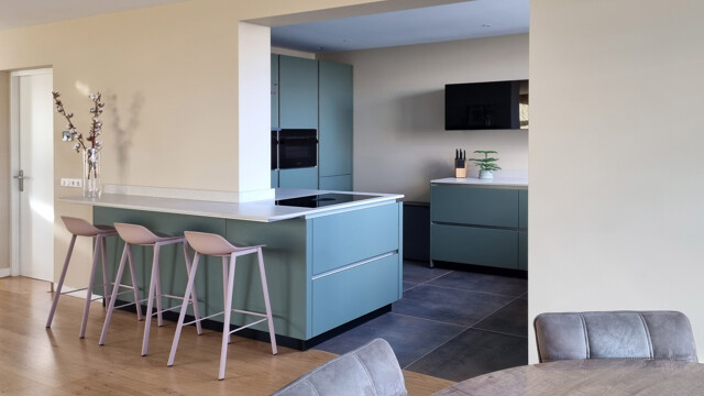 G-keuken in Eucalyptus groen van Contur, Matera Colour. Geplaatst door Ekelhoff Keukens, Nordhorn