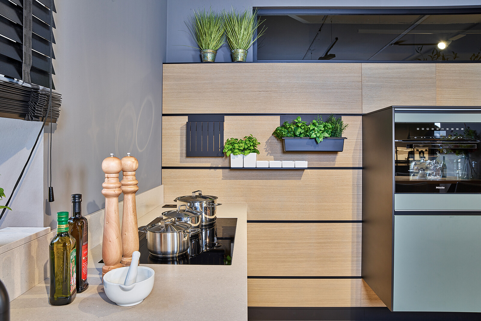 Showroomkeuken: Groene next125 designkeuken met cube achterwand