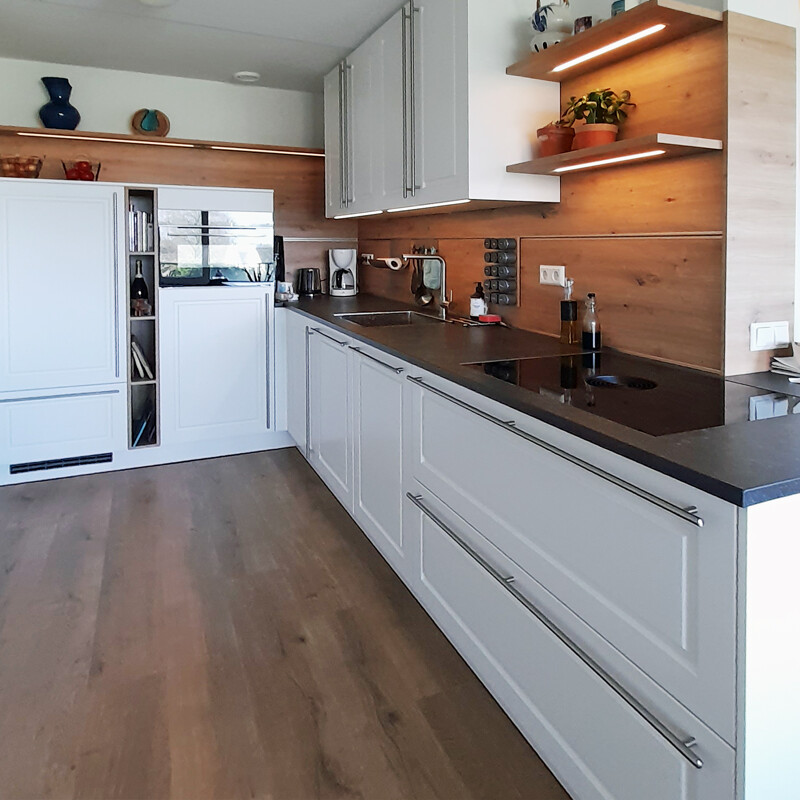 Weiße Eckküche mit samtmatten Paneelfronten von Contur CLC Classic. Entdecken Sie Contur-Küchen bei Ekelhoff in Nordhorn.