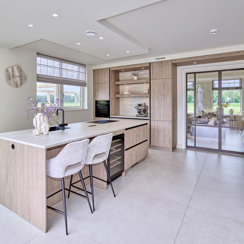 Houtlook Keuken in Sherwood eiken-sepiagrijs van Ballerina, gerealiseerd door Ekelhoff Keukens