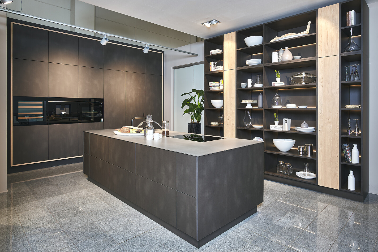 Showroomkeuken: Industriële eilandkeuken met rvs aanrechtblad en staallook fronten