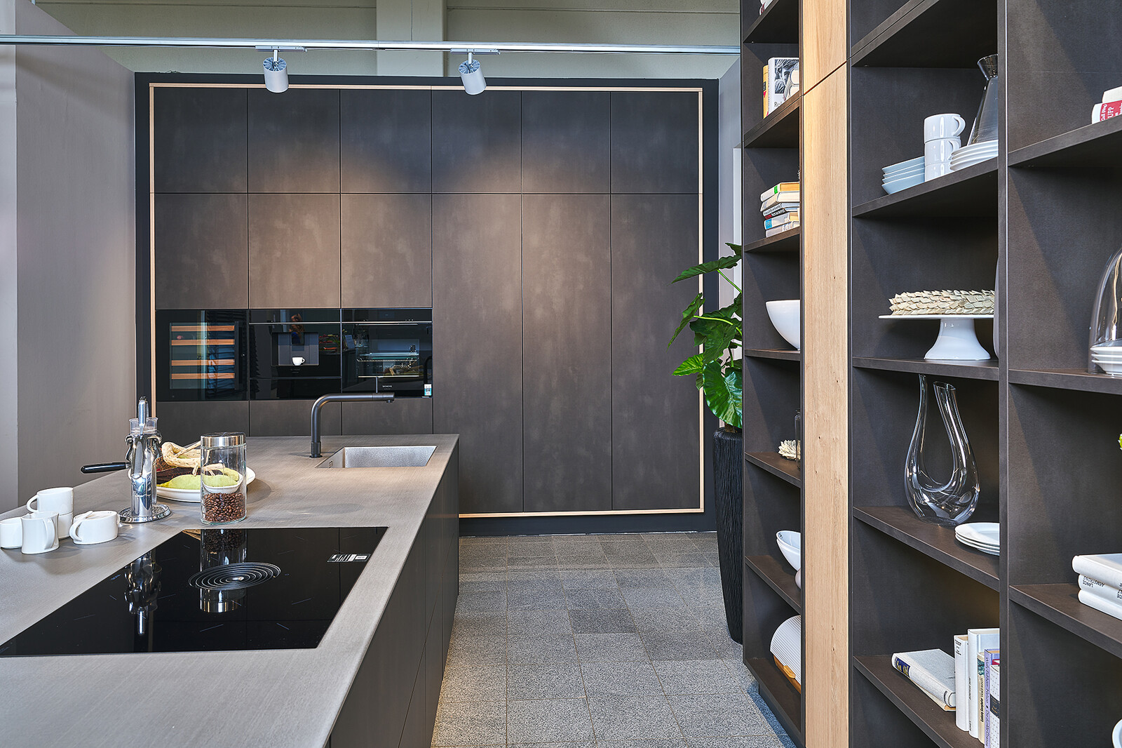 Showroomkeuken: Industriële eilandkeuken van Contur met rvs aanrechtblad en staallook fronten