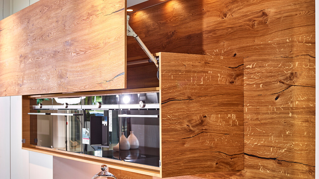 Maßgefertigte Küche in weiß und Balkeneiche aus unserer eigenen Werkstatt "Unikat by Ekelhoff"